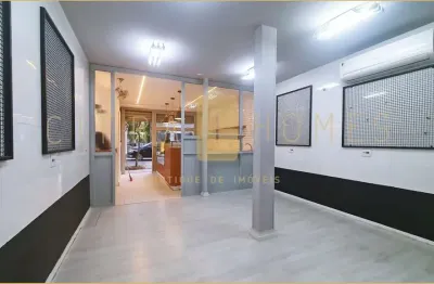 Loja comercial de 107 m² construída com salão climatizado, copa, mezanino e excelente visibilidade