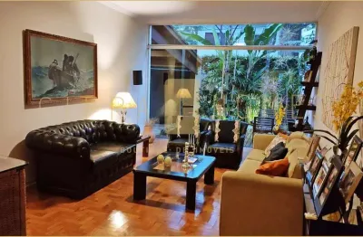 Casa térrea com 3 suítes, edícula, quintal projetado por paisagista e localização privilegiada no j