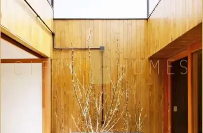 Casa de condomínio para locação, 170m² com dois dormitórios, suíte, ofurô e uma vaga próximo à rua