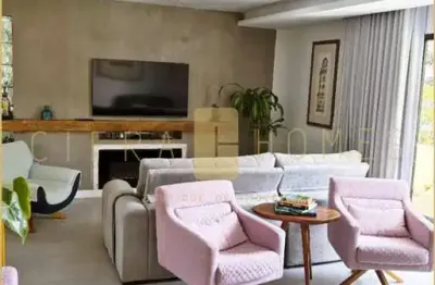 Apartamento de 169m² com quatro dormitórios, suíte com closet, sacada e três vagas em área residencial valorizada