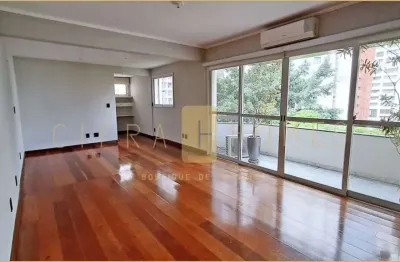 Apartamento de 196m² com três suítes, lareira e três vagas em área valorizada do itaim bibi