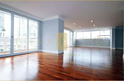 Cobertura de 381m² com terraços amplos, 4 dormitórios e distribuição privilegiada em região central de Higienópolis