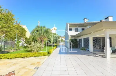 Casa com 676 m² em terreno de 1.350 m², 4 quartos sendo 2 suítes, à venda no bairro hauer, em frente a igreja santa rita de cássia