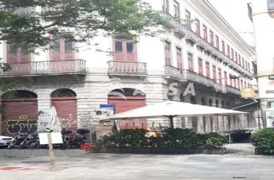 Prédio comercial com excelente localização no centro da cidade, com farto comércio e transporte públ