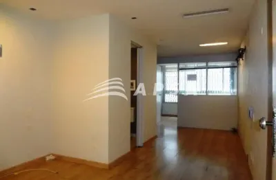 Excelente sala comercial com 30m2, toda em piso laminado, 2 ambientes composto por divisória, 1 banh