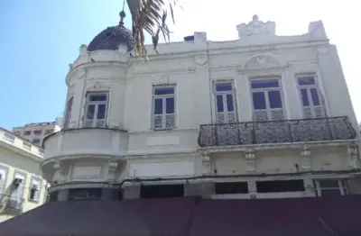 Excelente sobrado com vão livre e loja térrea integrada, com espaço pronto para instalação de elevad