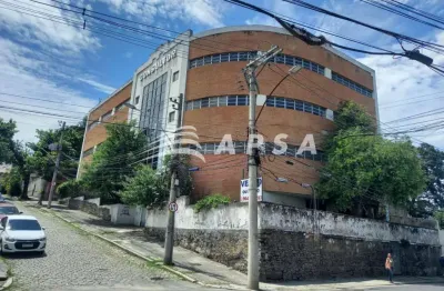Prédio comercial com quatro andares, 1939m², sol manhã, imóvel composto por area externa, recepção,