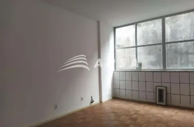 Apsa aluga: ótima oportunidade situada no comercio.   sala ampla com 26m², nascente, 2 elevadores e