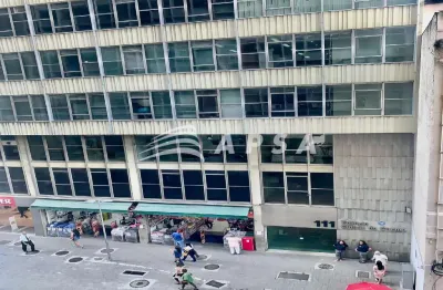 Excelente sala comercial localizada no centro do rio de janeiro, 30 m2, divisórias, banheiro e rua b