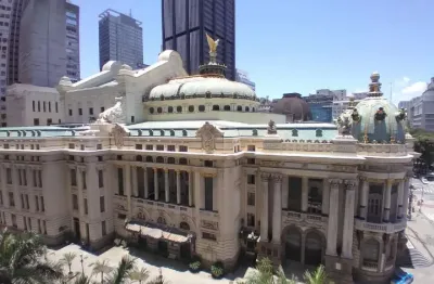 Sala comercial em ótima localização, saída do metrô carioca, andar alto com vista para o teatro muni