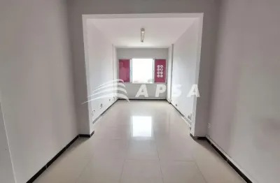 Sala comercial no centro, a 100 metros da praça do ferreira, com 38m², dispõe de banheiro privativo.