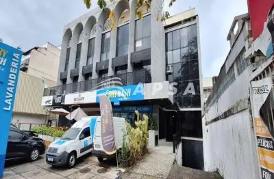 Linda sala comercial, mobiliada, na olegário marciel, barra da tijuca. com 35m² o espaço oferece amp