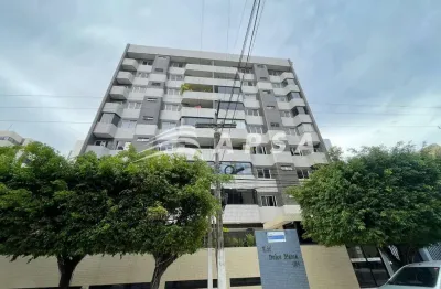 Apartamento reformado, na 2ª quadra da praia, composto de varanda, ampla sala de estar e jantar, wc