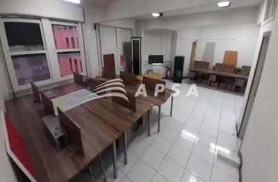 Conjunto de 8 salas interligadas com 2 banheiros, a 6 minutos da estação de metrô carioca. não perca