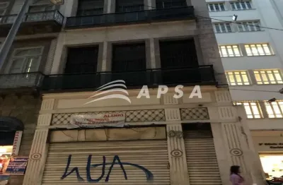 Excelente loja localizada no centro, total de 584m², possui térreo e mais dois andares, ponto muito