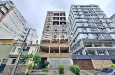 Ótimo apartamento de 120m2, hall de entrada, sala ampla com piso porcelanato, corredor, banheiro soc