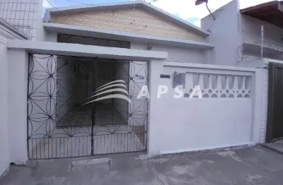 Casa plana com garagem, 02 quartos sendo 01 suite, varanda, cozinha, area de serviço  e  quintal . p