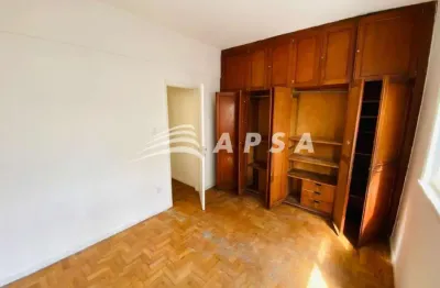 Apartamento para aluguel, de frente, com vista livre, localizado em ponto privilegiado em frente à p