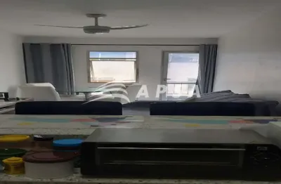 Apartamento todo reformado, mobiliado, pronto para entrar e morar, de fundos, silencioso, claro , ar