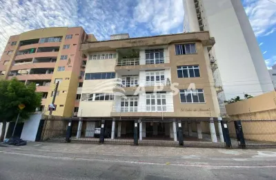 Apartamento no primeiro andar muito bem conservado. armários em ótimo estado de conservação. sala em