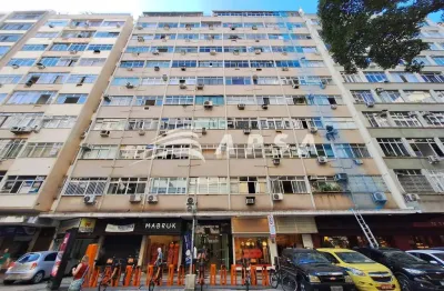 Conjugado de 15m², de frente, prédio misto, localização privilegiada com farto comércio e condução,