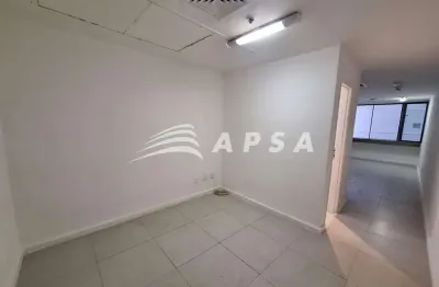 Em frente ao metrô e vlt e com a segurança do acesso ao prédio com biometria, camêras e um segurança