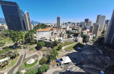 Excelente sala comercial espaçosa, são duas salas com 4 divisões, dois banheiros e uma copa, uma lin