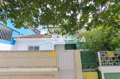 Excelente casa, 70 m², de frente, bem arejada e ventilada, com ótima localização, rua tranquila, com
