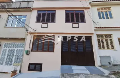 Disponível para aluguel, esta incrível casa de dois andares, situada em um condomínio fechado com se