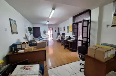 Excelente sala comercial no centro ampla e mobiliada, consta com mesas de madeiras e cadeiras, uma c