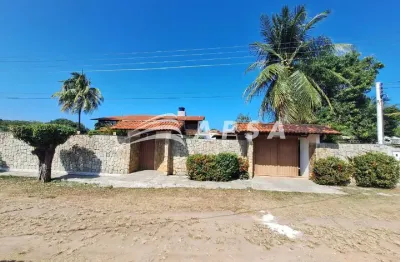 Excelente casa localizada em ipioca, 4 quartos sendo 1 suíte e 2 reversíveis; sala de estar e jantar