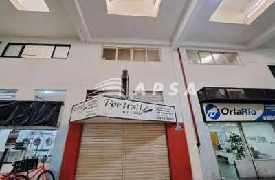 Ótima loja com 3 andares, composto por loja, 2 banheiros, copa, em galeria movimentada no leme, próx