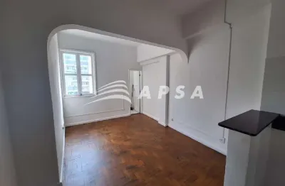 Lindo conjugado reformado, localizado na glória, oferecendo conforto e praticidade. o imóvel conta c