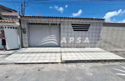 Excelente casa localizada no poço próxima ao moinho motrisa. possui 3 quartos sendo 1 suíte; sala de
