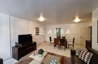 Este maravilhoso apartamento de 130m², localizado no coração de ipanema, oferece um espaço amplo e e