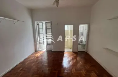 O conjugado localizado na glória, em frente à charmosa praça paris, é uma excelente opção para quem