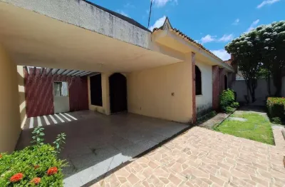 Aluga casa plana bem próximo a avenida oliveira paiva. ótima para instalar seu negócio. terreno com