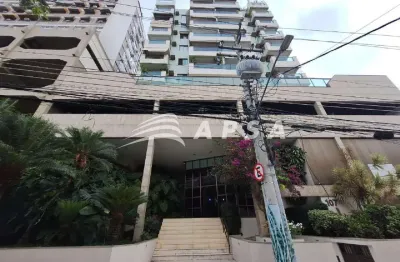 Excelente imóvel, todo reformado, composto por uma ampla sala com varanda, três quartos, sendo uma s