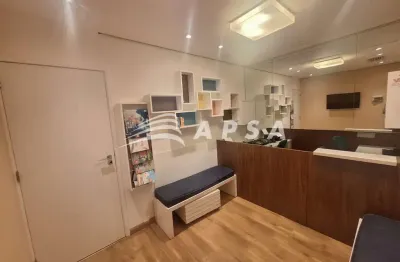 Maravilhosa sala comercial no cond. barra trade i, toda reformada, com 44m², hall de entrada, recepç