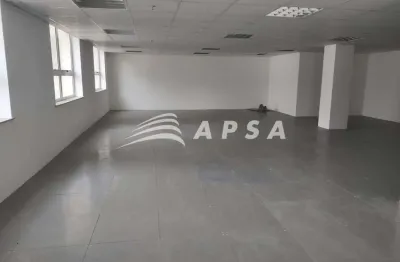 Excelente sala comercial em imponente prédio corporativo, com 3 elevadores e portaria 24 horas, no c