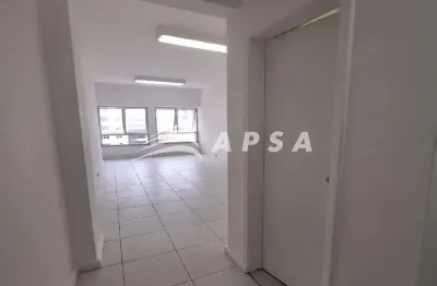 Esta sala comercial está situada em prédio misto, oferecendo flexibilidade de uso tanto para fins co