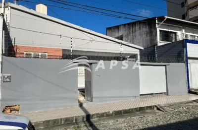 Casa plana. terreno 12 de frente por 20 de fundos. área terreno 240m².área construída 120m². garagem