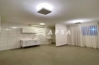 Apartamento localizado no 1º andar do prédio, novo com 2 quartos, ambos com cortinas e ventiladores