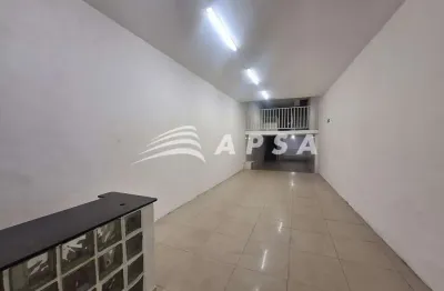 Em uma das ruas mais movimentadas do catete, brilha uma loja de rua com 300m² distribuídos em três a