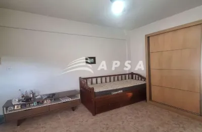 Apartamento na glória, um lar que carrega o charme da vida prática e bem localizada. esse conjugado