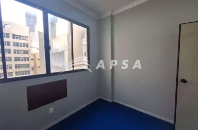 No coração da cidade e cercada por toda a conveniência do comércio local, esta sala comercial reform