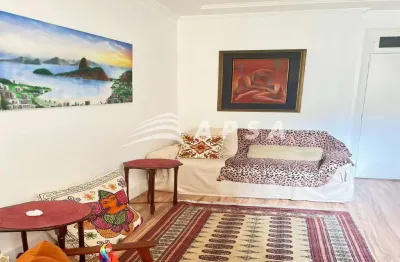 Em uma charmosa rua de copacabana, o apartamento na júlio de castilho revela um refúgio encantador d