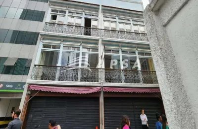 No coração pulsante do comércio carioca, no tradicional saara, este prédio comercial de 4 andares pa
