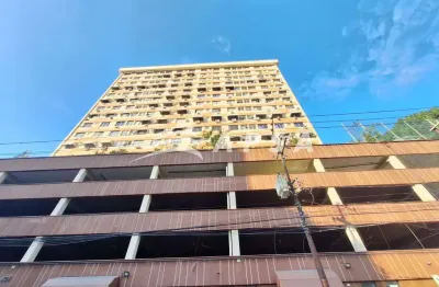 Ótmo apartamento,60 m2,composto por sala, 02 quartos com armários, banheiro social com blindex, cozi