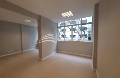 Apresentamos uma sala comercial recém-reformada para aluguel, perfeita para quem busca um espaço mod